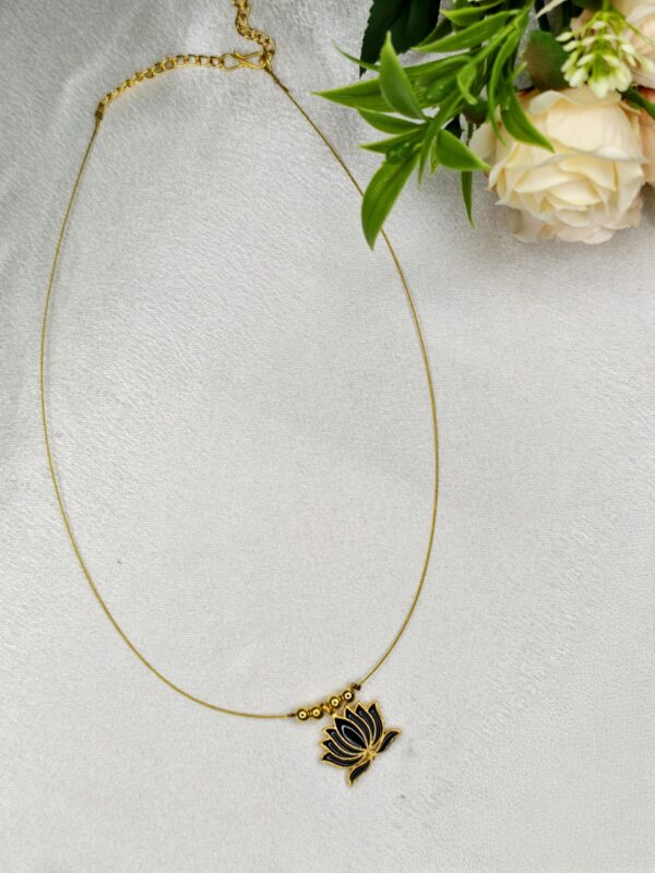 Lotus Pendant Invisible chain