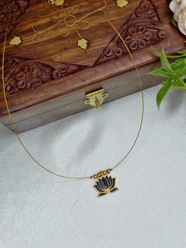 Lotus Pendant Invisible chain