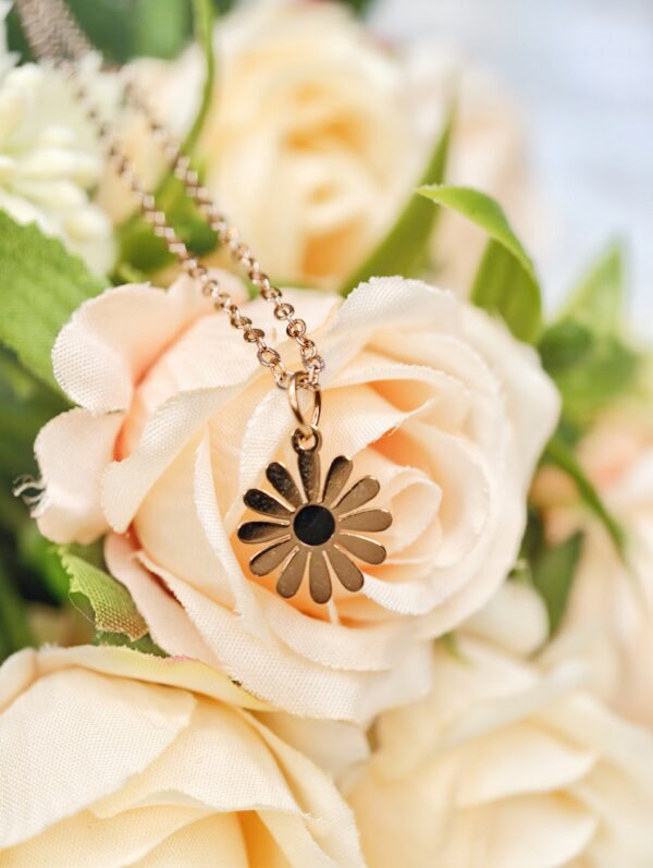 Classic Daisy Motif Reversible Necklace