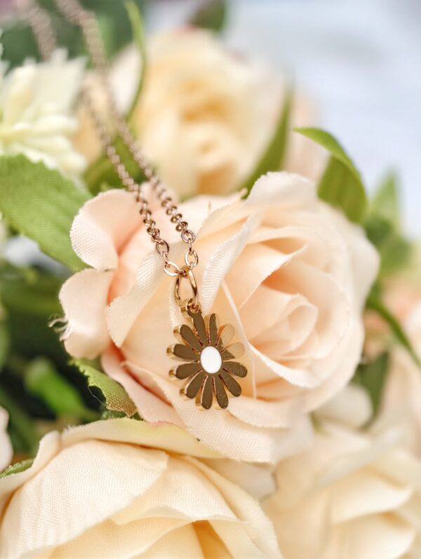 Classic Daisy Motif Reversible Necklace